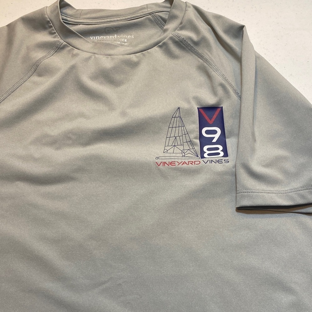 Vineyard Vines Gray Performance Tee with Nautical Graphic Size XS Spandex